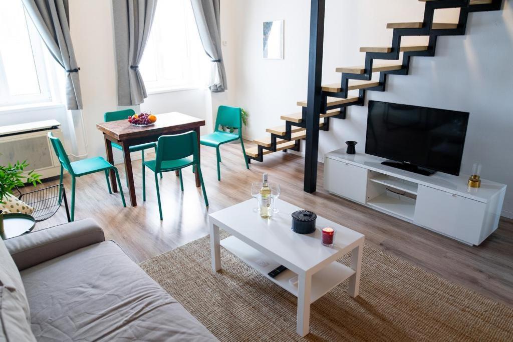 Next To Famous Party House A38 Apartamento *
